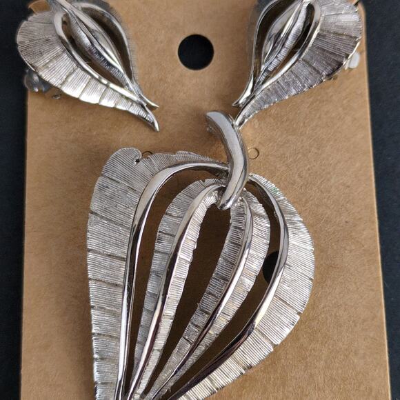 Vintage Mid-Century Silvertone Leaf Brooch Pin & Clip-On Earrings Set Retro Mod - Picture 2 of 4